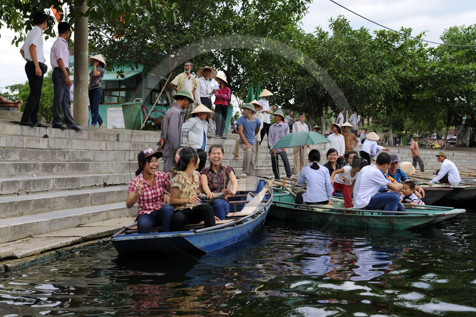 Vietnam, province de Ninh Binh, région surnommée la baie d'Halong terrestre, excursion en barque à Tam Coc entouré de paysages karstiques