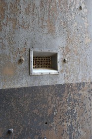 France, Rhône (69), Lyon, Mémorial Prison de Montluc, détail de la porte menant à la cour