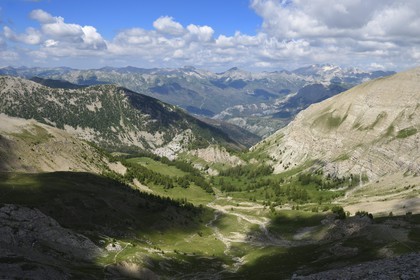 France, Alpes-de-Haute-Provence (04), Uvernet-Fours, parc national du Mercantour, vallée de l'Ubaye, sentier de randonnée du circuit des lacs du col de la Cayolle, ravin de Méouille et la vallée du Verdon en arrière plan