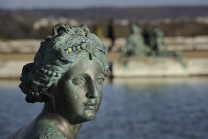 France, Yvelines (78), parc du château de Versailles, statue représentant un fleuve autour du parterre d'eau