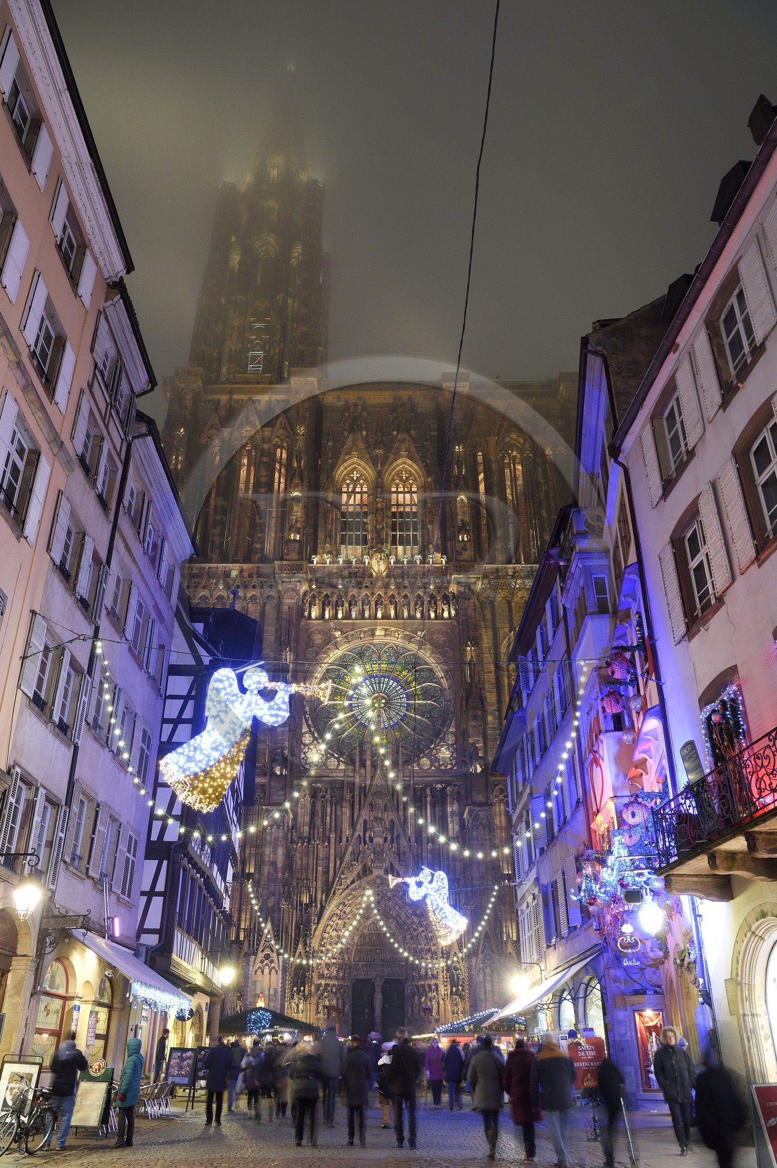 France, Bas-Rhin (67), Strasbourg, vieille ville classée Patrimoine Mondial de l'UNESCO, décorations de Noël, Rue Mercière et cathédrale Notre-Dame