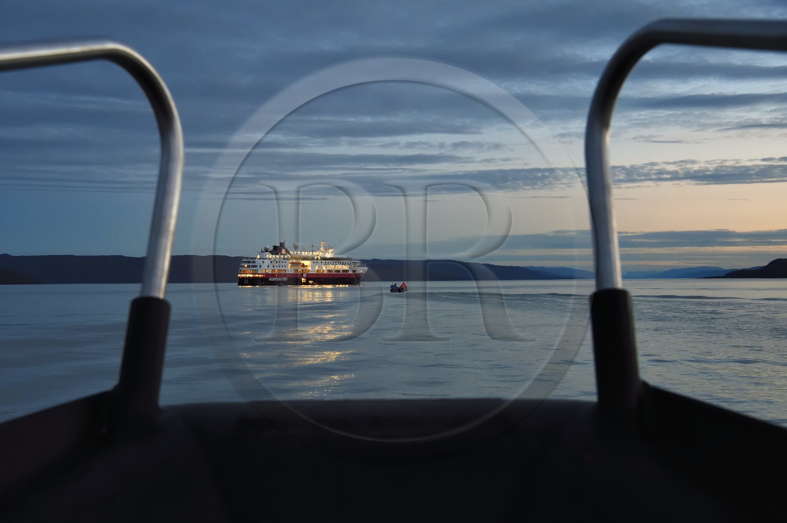 Groenland, région du centre ouest, baie de Kangerlussuaq, embarquement de nuit sur le bateau de croisière MS Fram de la compagnie Hurtigruten