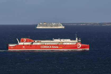 France, Bouches-du-Rhône (13), Marseille, arrivée d'un ferry de Corsica Linea et d'un bateau de croisière Costa au petit matin
