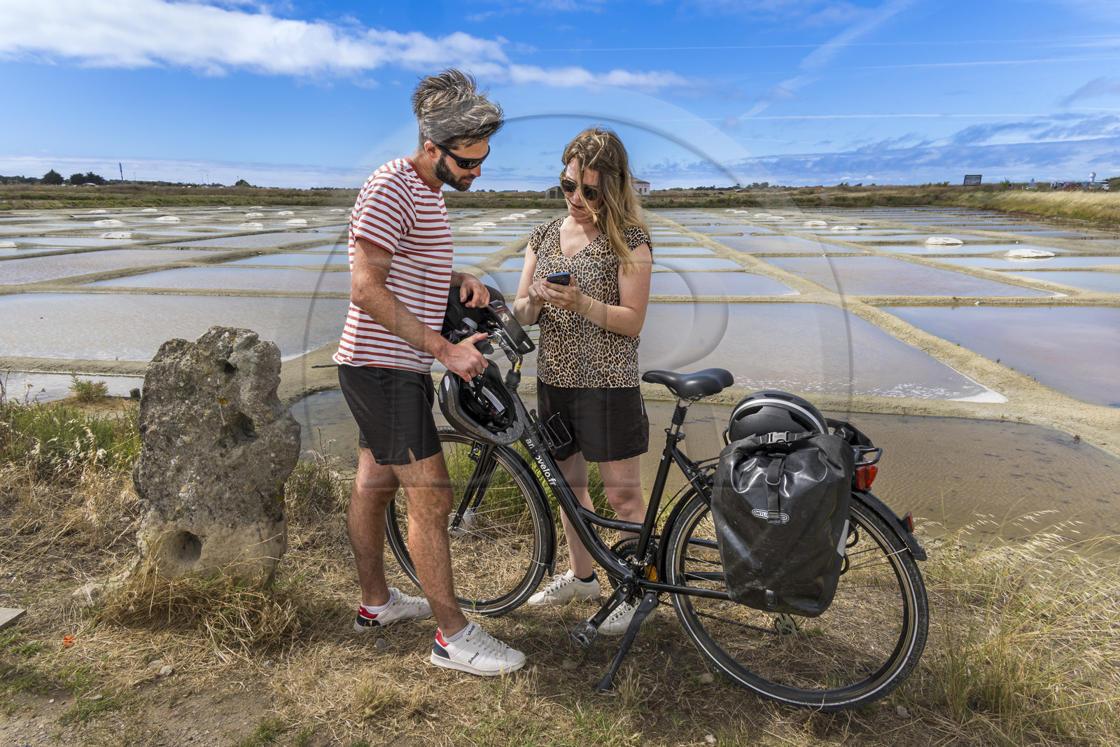 France, Vendée (85), île de Noirmoutier, L'Epine, randonnée à bicyclette, arrêt devant des marais salants