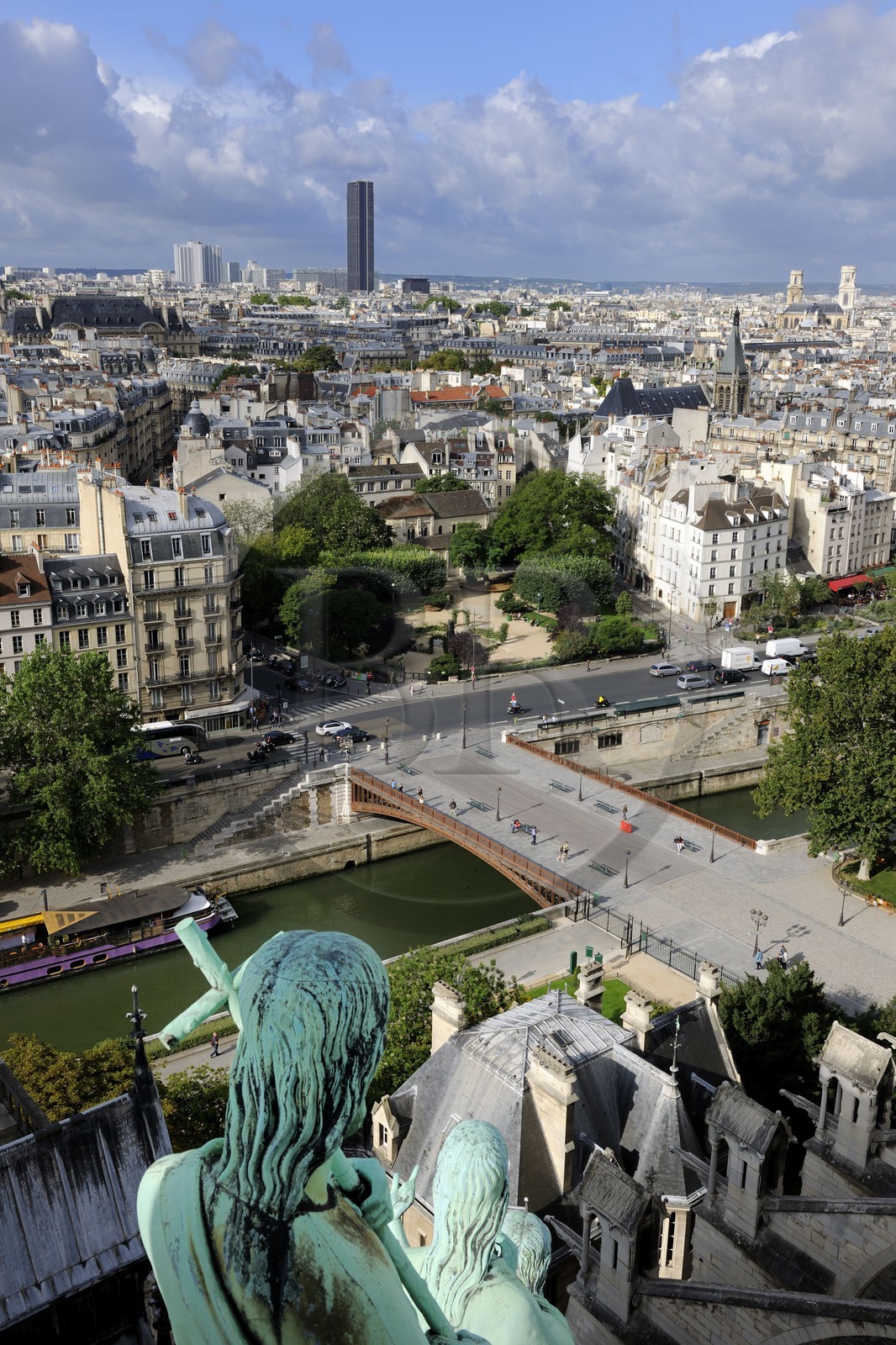 France, Paris (75), île de la Cité, la cathédrale Notre-Dame depuis la flèche qui domine les statues de cuivre vert-de-grisé des douze apôtres avec les symboles des quatre évangélistes