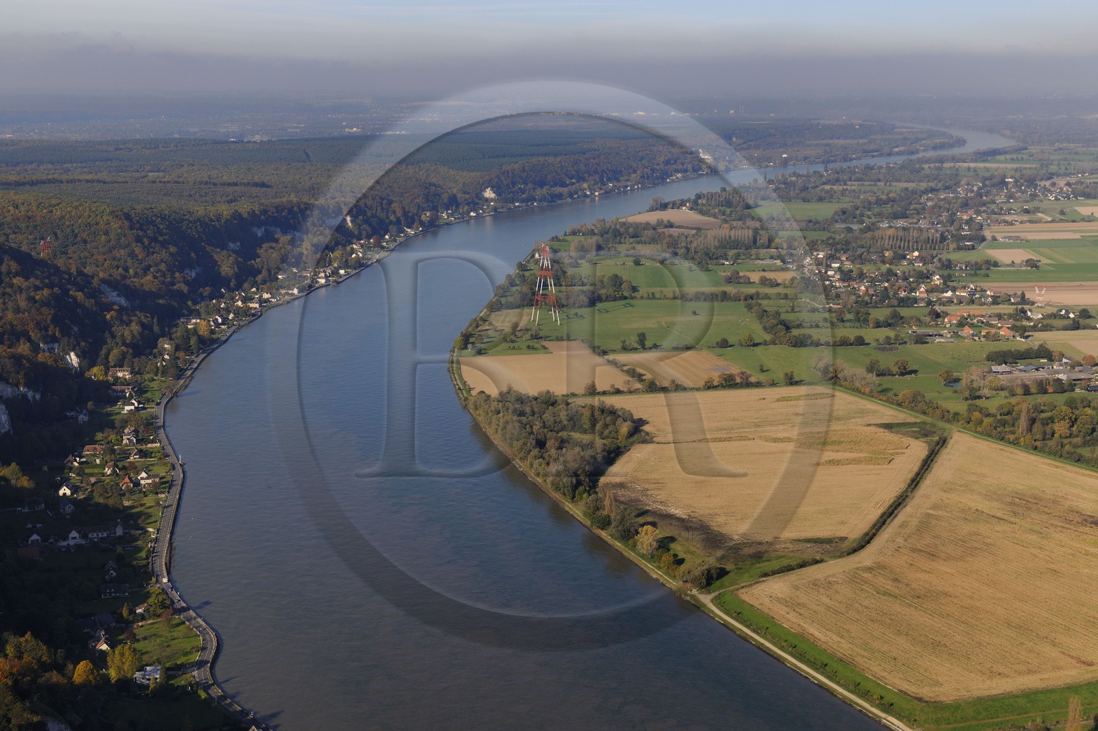 France, Seine-Maritime (76) sur la rive droite, le Bas Mauny situé dans l'Eure en aval du village de La Bouille sur la rive gauche de la Seine