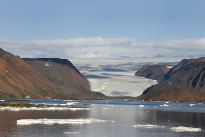 Groenland, cote Nord-Ouest, Smith sound au nord de la baie de Baffin, Inglefield Land, site de Etah dans le Foulke fjord, campement inuit aujourd'hui abandonné qui servit de base à plusieurs expéditions polaires, glacier Brother John et la calotte glaciaire en arrière plan