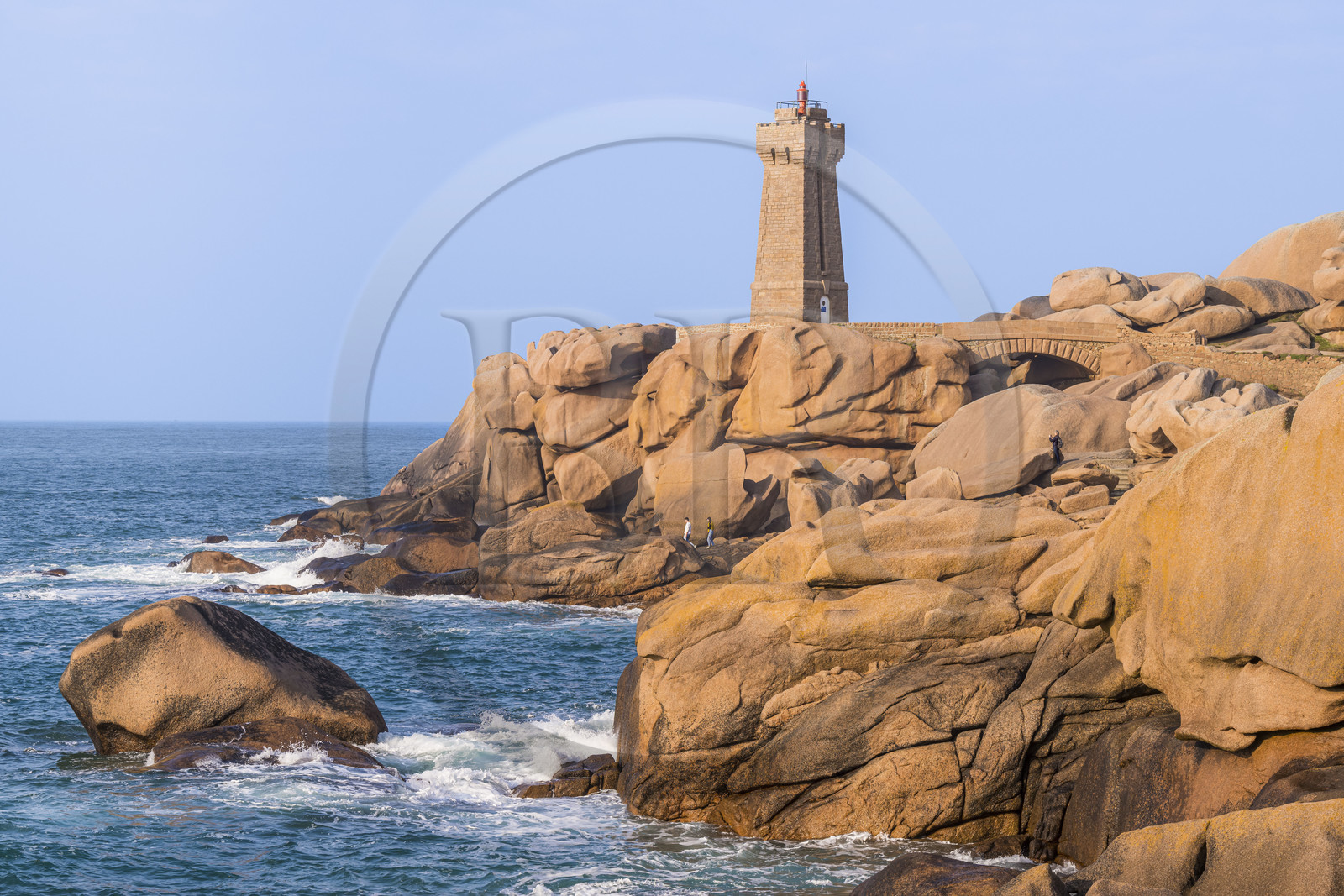France, Côtes-d'Armor (22), Côte de Granit Rose, Perros-Guirec, Ploumanac'h, pointe de Skewell (Squéouel), le phare de Mean Ruz sur le sentier des Douaniers aussi chemin de Grande Randonnée GR 34