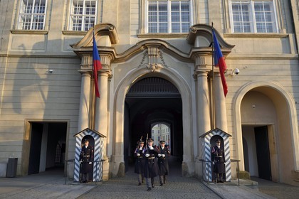 République Tchèque, Prague, Hradcany (quartier du chateau), garde à l'entrée du chateau royal, relève de la garde