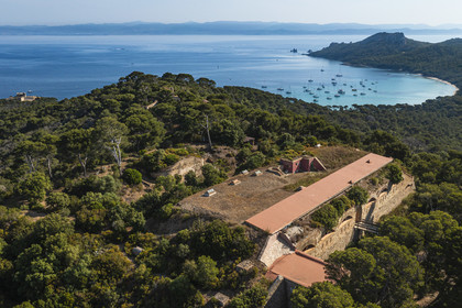 France, Var (83), Iles d'Hyères, parc national de Port Cros, Ile de Porquerolles, le Monastère orthodoxe Sainte-Marie dans l'ancien fort de la Repentance, le Fort de l'Alycastre à gauche puis la Baie de l'Alycastre et le Cap des Mèdes à droite en arrière-plan (vue aérienne)