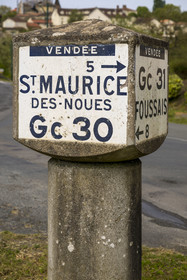 France, Vendée (85), Vouvant, labellisé Les Plus Beaux Villages de France, borne Michelin, signaux routier ancien