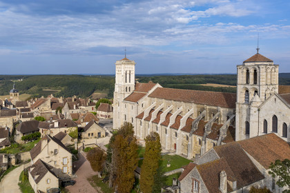 France, Yonne (89), parc naturel régional du Morvan, Vézelay, classé au Patrimoine Mondial de l'UNESCO, labellisé Les Plus Beaux Villages de France, point de départ de l'une des principales voies de pèlerinage de Saint-Jacques-de-Compostelle, la basilique Sainte-Marie-Madeleine (vue aérienne)