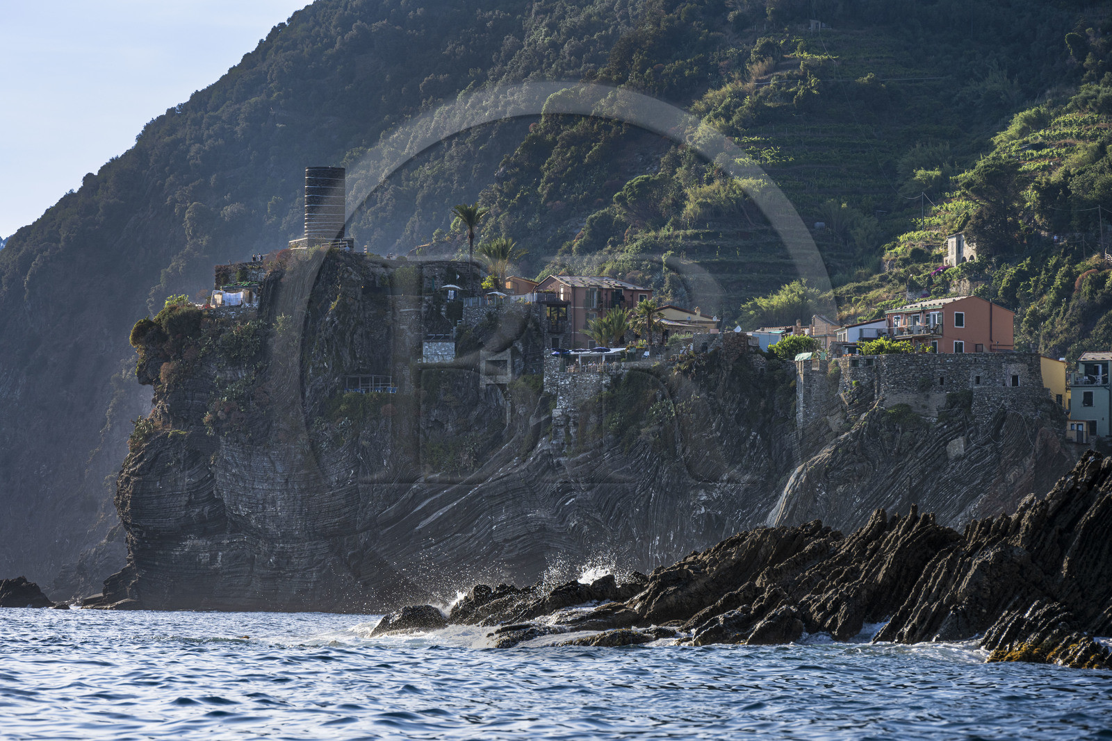 Italie, Ligurie, Cinque Terre, parc national des Cinque Terre classé Patrimoine Mondial de l'UNESCO, village de Vernazza, la tour médiévale Castello dei Doria