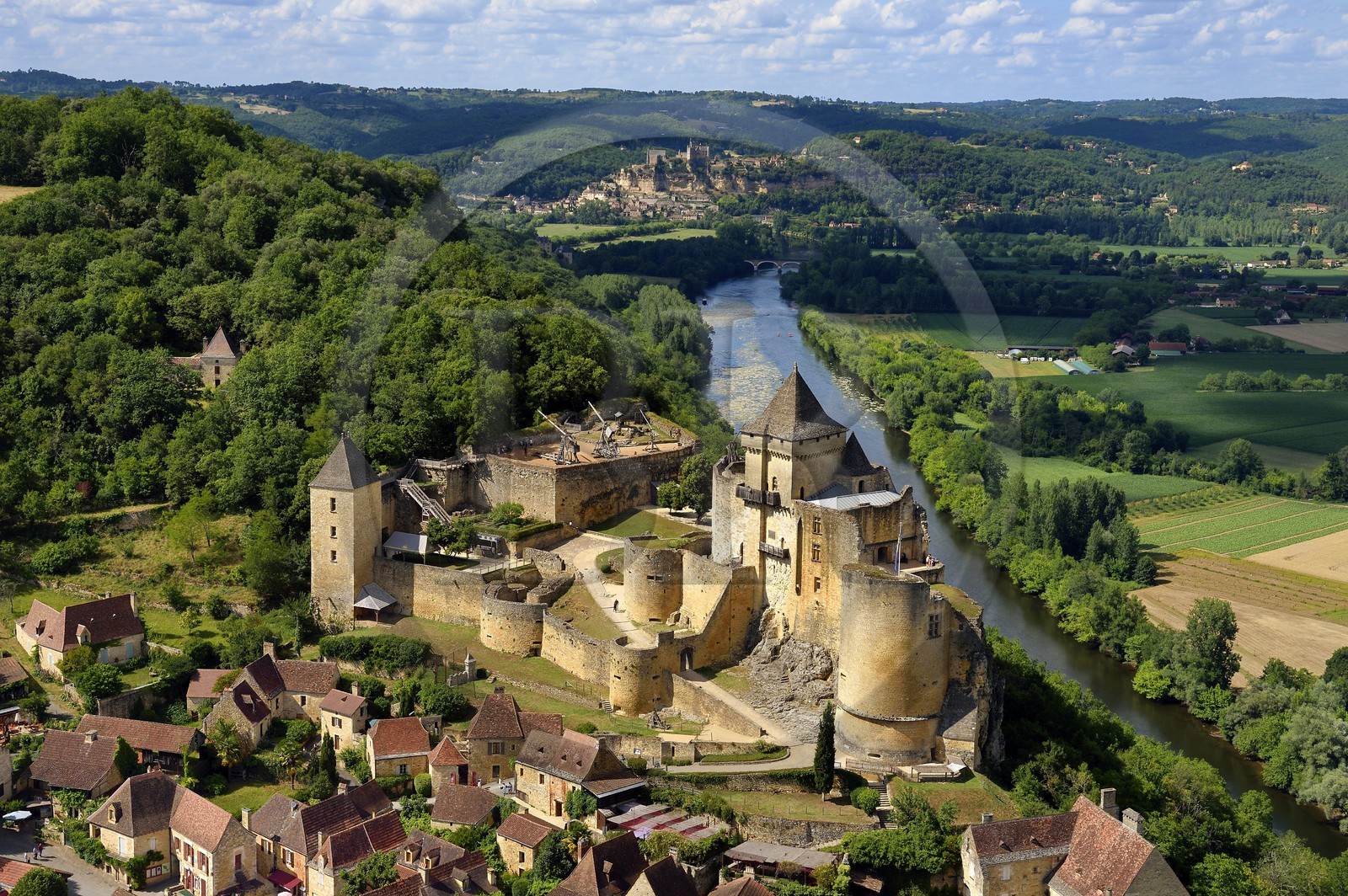 France, Dordogne (24), Périgord Noir, vallée de la Dordogne, Castelnaud-la-Chapelle labellisé Les Plus Beaux Villages de France, le château de Castelnaud-la-Chapelle sur un éperon rocheux au dessus de la rivière Dordogne (vue aérienne)
