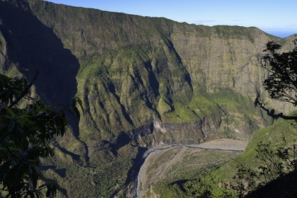 France, Ile de la Reunion, Parc National de la Réunion classé Patrimoine Mondial de l'UNESCO, La Possession, vers le village de Dos d'Ane, randonnée de la Roche Bouteille par le sentier Cap Noir, la Rivière des Galets qui donne un accès au Cirque de Mafate