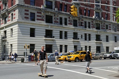Etats-Unis, New York, Manhattan, Upper West side, skateboarder  à l'angle de Central Park West et 85ème Rue