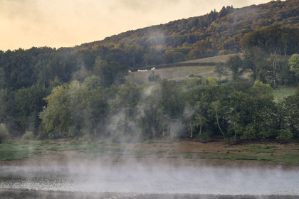 France, Nièvre (58), Parc naturel régional du Morvan, Chaumard, lac de Pannecière  dans la brume du petit matin
