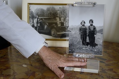 France, Alpes-Maritimes (06), Cannes, la villa La Californie où vécu Pablo Picasso, aujourd'hui renommé le Pavillon de Flore par Marina Picasso, Marina Picasso petite fille de Picasso enfant en compagnie de son frère décédé Pablito, en arrière plan photo de son père Paolo Picasso