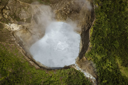 Caraïbes, Ile de la Dominique, Castle Bruce, Parc national du Morne Trois Pitons classé Patrimoine Mondial de l'UNESCO, Vallée de la Désolation, Boiling Lake, deuxième plus grand lac en ébullition du monde issu d'une fumerolle inondée (vue aérienne)