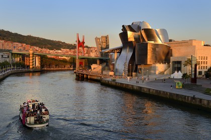 Espagne, Biscaye, Pays Basque espagnol, Bilbao, le musée Guggenheim de l'architecte Frank Gehry et Pont de La Salve avec l'installation de l'artiste français Daniel Buren Les Arches Rouges en arrière plan