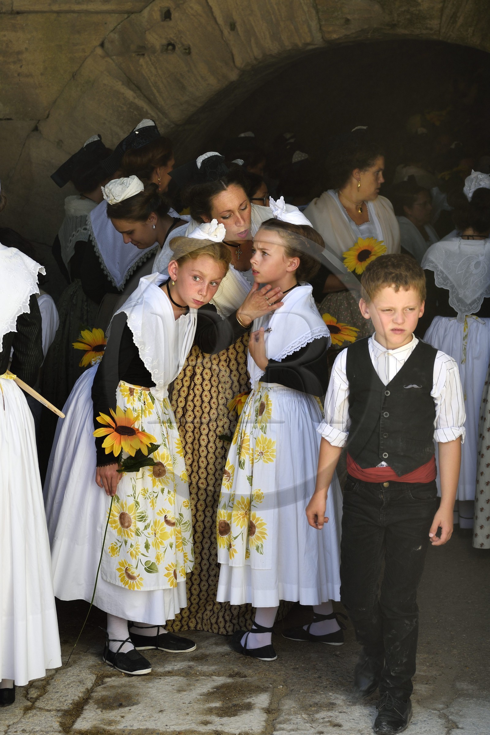 France, Bouches-du-Rhône (13), Arles, la course camarguaise  de la Cocarde d'Or aux Arènes, enfants en costume traditionnel