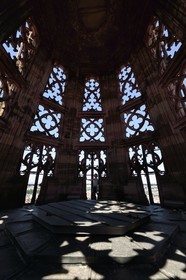 France, Bas-Rhin (67), Strasbourg, vieille ville classée au Patrimoine Mondial de l'UNESCO, la cathédrale Notre-Dame, vue de l'intérieur de la flèche depuis le haut de la tour octogonale (niveau 100m), elle est équipée de huit escaliers extérieurs cachés dans cette dentelle de pierre au dessin complexe de pyramide à huit pans