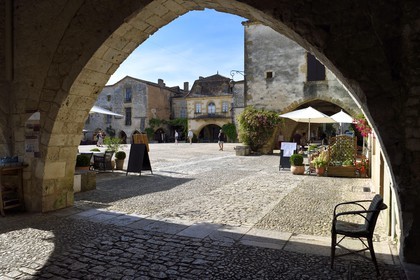 France, Dordogne (24), Périgord Pourpre, Monpazier, labellisé Les Plus Beaux Villages de France, sous les arcades de la place des Cornières au coeur du village