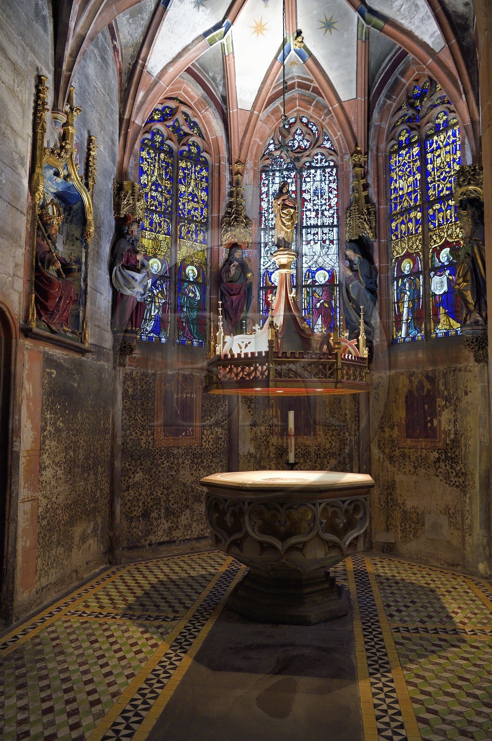 France, Bas-Rhin (67), Strasbourg, vieille ville classée au Patrimoine Mondial de l'UNESCO, église protestante Saint-Pierre-le-Jeune, chapelle de la Trinité avec fonts baptismaux