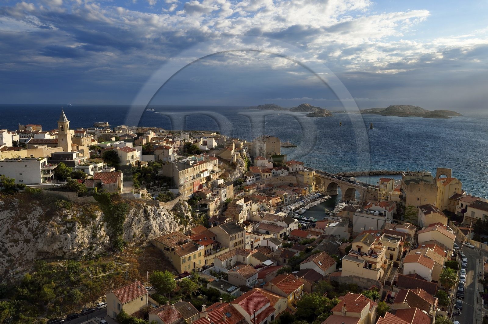 France, Bouches-du-Rhône (13), Marseille, quartier d'Endoume, le Vallon des Auffes, l'archipel du Frioul avec le Chateau d'If en arrière plan