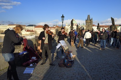 République Tchèque, Prague, centre historique classé Patrimoine Mondial de l' UNESCO, concert de violonistes sur le pont Charles (Karluv Most ou Karlov Most) sur la rivière Vltava