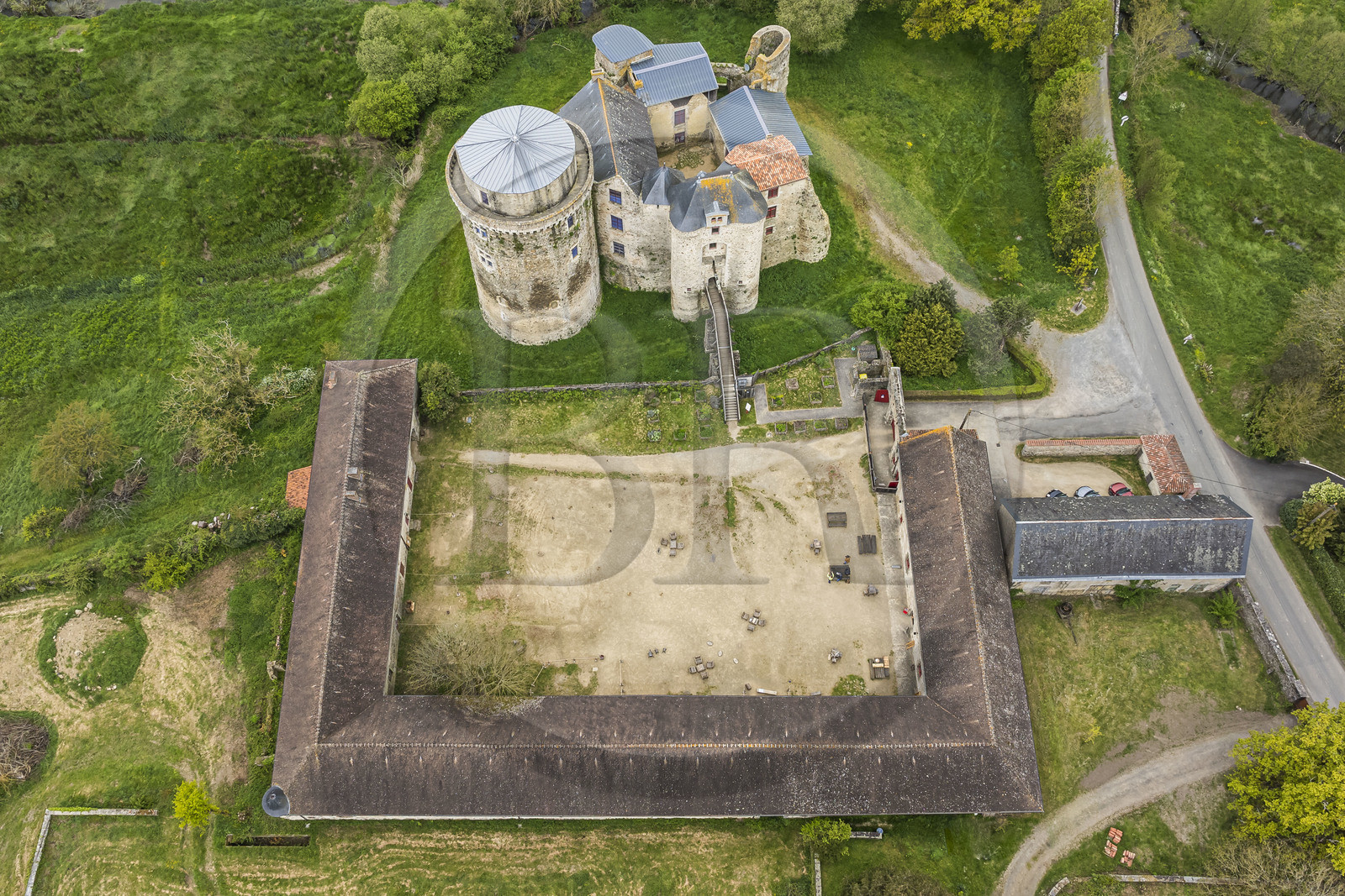 France, Deux-Sèvres (79), Saint-André-sur-Sèvre, chateau fort de Saint-Mesmin des XIVe et XVe siècles à la limite de la Vendée (vue aérienne)