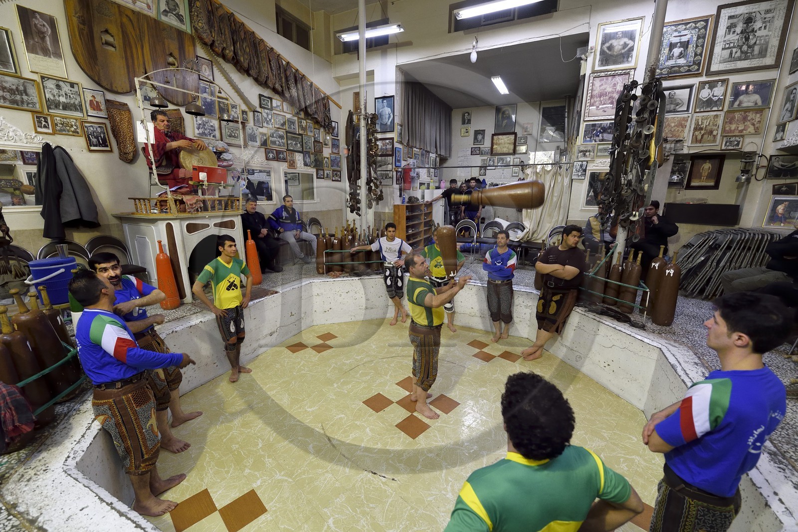 Iran, province d'Ispahan, Ispahan, maison de la force (Zurkhaneh) où est pratiqué le sport national traditionnel iranien appelé Varzesh-e Pahlavani