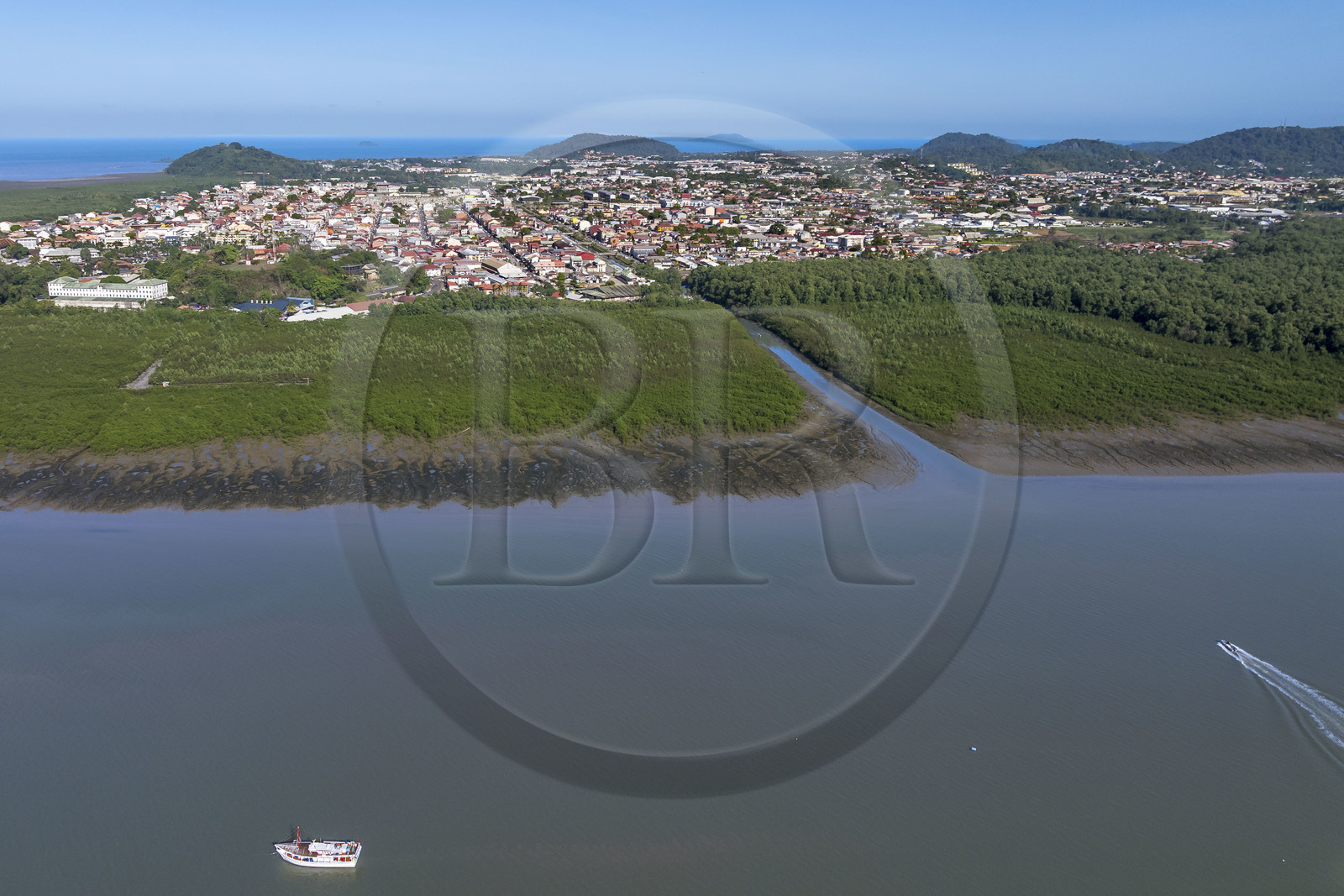 France, Guyane, Cayenne, vue de la presqu'île de Cayenne bordée de mangrove et l'estuaire de la rivière de Cayenne (vue aérienne)