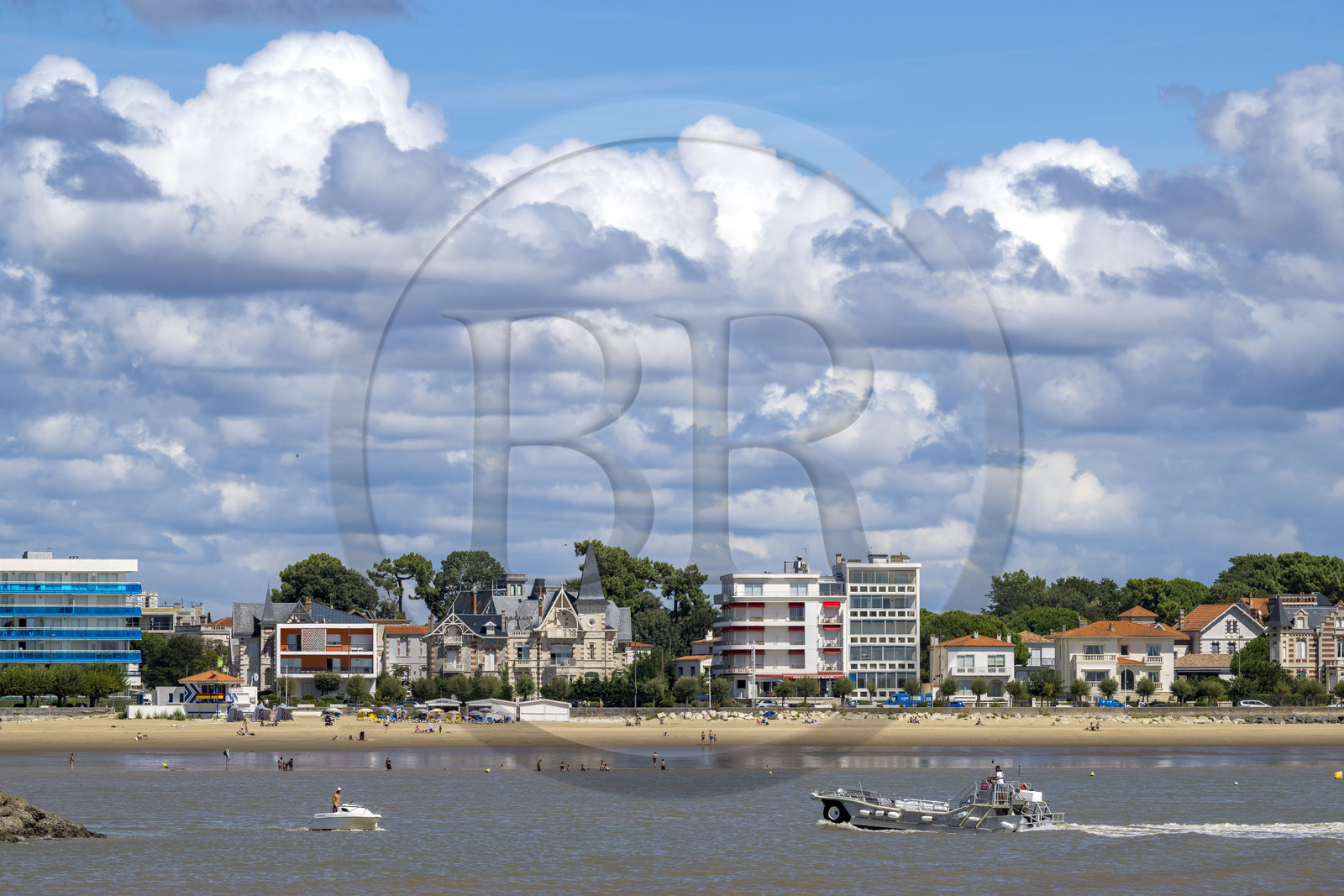 France, Charente-Maritime (17), Royan, front de mer et plage de la Grande-Conche avec le petit immeuble (en orange) La Perrinière des annnées 50 conçu par les architectes M. Barnier et J. Daugrois