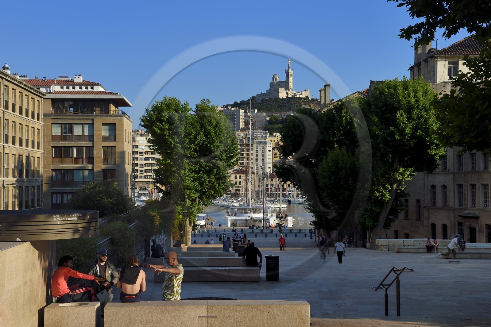 France, Bouches-du-Rhône (13), Marseille, place du Mazeau qui amène au Vieux Port et Notre-Dame de la Garde