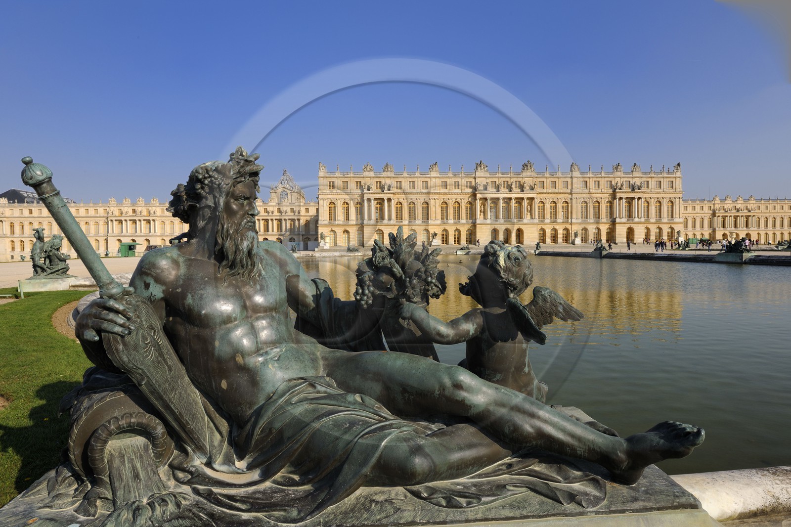 France, Yvelines (78), parc du château de Versailles, classé Patrimoine Mondial de l'UNESCO, Parterre d'eau, statue représentant un fleuve français