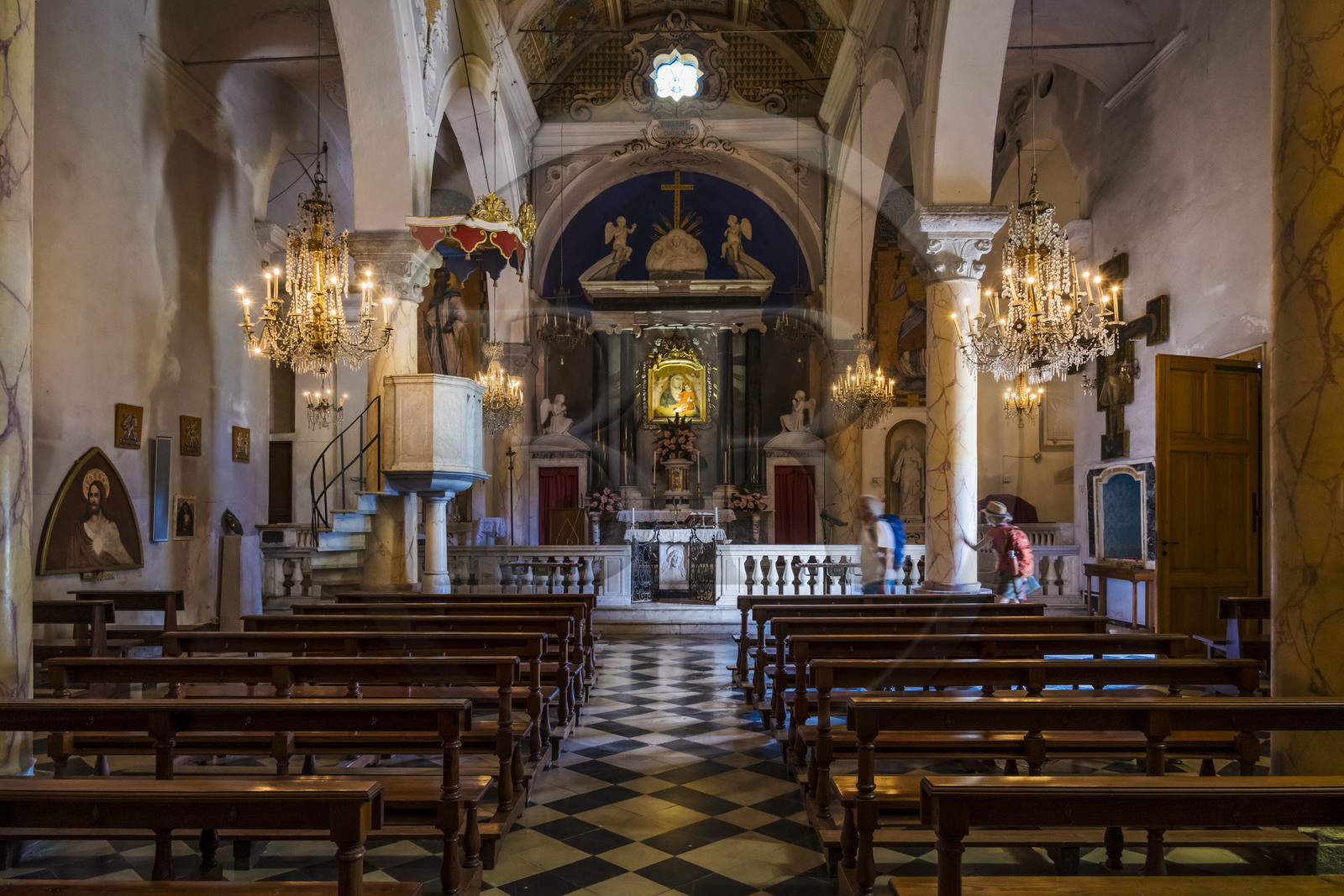 Italie, Ligurie, Cinque Terre, parc national des Cinque Terre classé Patrimoine Mondial de l'UNESCO, randonneurs dans l'église du sanctuaire de Nostra Signora di Reggio sur les hauteurs du village de Vernazza