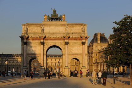 France, Paris (75), Arc de Triomphe de la place du Carrousel du Louvre et Pyramide par l'architecte Ieoh Ming Pei en arrière-plan