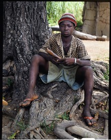 Burkina Faso, province de Poni, pays des Lobi, région de Loropéni, Lakar, jeune flutiste lobi, la flute, principalement la flute en bambou, est l'un des instruments les plus sacrés et est utilisée souvent lors de cérémonies tels les initiations ou les funérailles