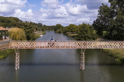 France, Deux-Sèvres (79), le Marais Poitevin, la Venise Verte, Le Mazeau, randonnée à bicyclette le long de la Sèvre Niortaise et passage d'une passerelle(vue aérienne)