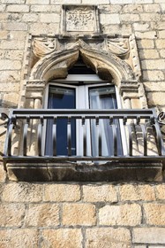 Croatie, Dalmatie, cote dalmate, Ile de Hvar, la ville de Hvar, fenetre sculptée et voutée caractéristique de type vénitienne