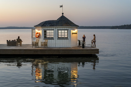 Suède, Archipel de Stockholm, station balnéaire de Saltsjöbadens, l'Hotel Var Gard Saltsjöbadens, baignade autour du kiosque sur le ponton face à la mer à la tombé du jour