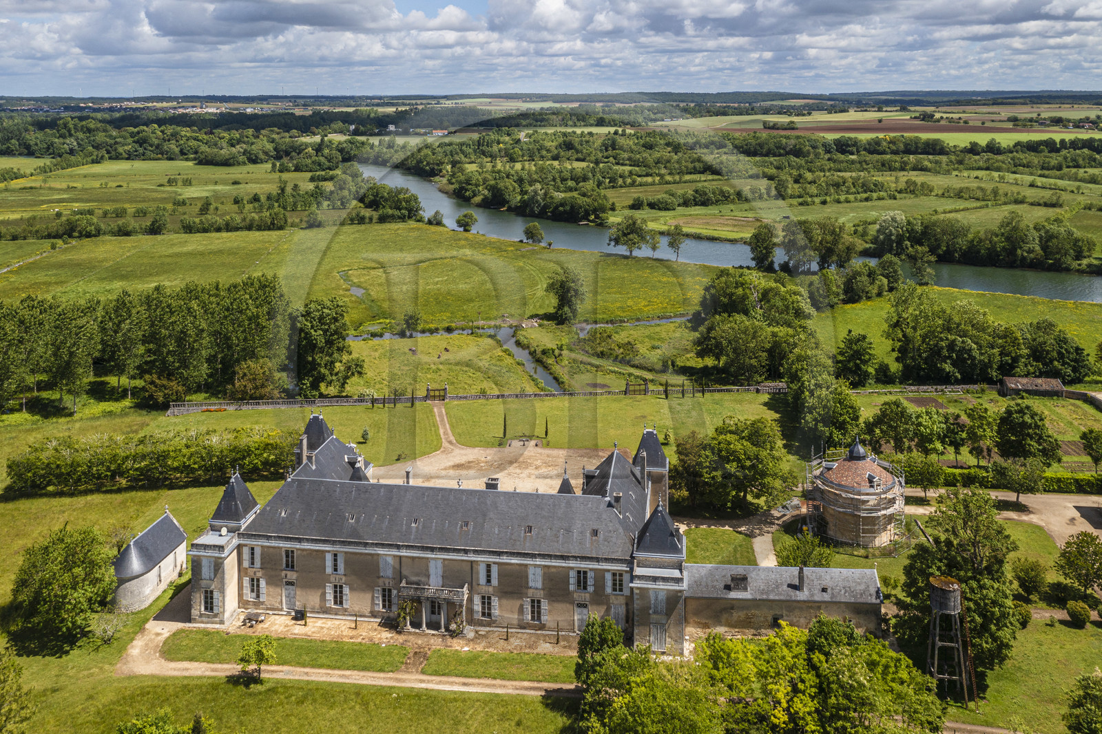 France, Charente-Maritime (17), Saintonge, Port-d'Envaux, Chateau de Panloy et la Charente en arrière plan (vue aérienne)