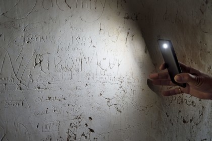 France, Allier (03), ancienne province du Bourbonnais, Besson, chateau de Fourchaud (XIVe siècle au XVIe siècle) appartenant aujourd'hui aux descendants des Bourbon-Parme, graffitis au deuxième étage dont celui du sieur Porcheron qui a représenté la ville d’Angoulême et daté de 1753