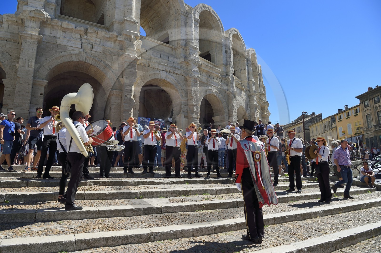 France, Bouches-du-Rhône (13), Arles, la course camarguaise  de la Cocarde d'Or aux Arènes, amphithéâtre romain de 80-90 après JC, classé Patrimoine Mondial de l'UNESCO, la fanfare