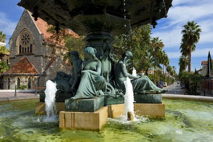 France, Var (83), Hyères, la fontaine Godillot et l'église anglicane en arrière plan