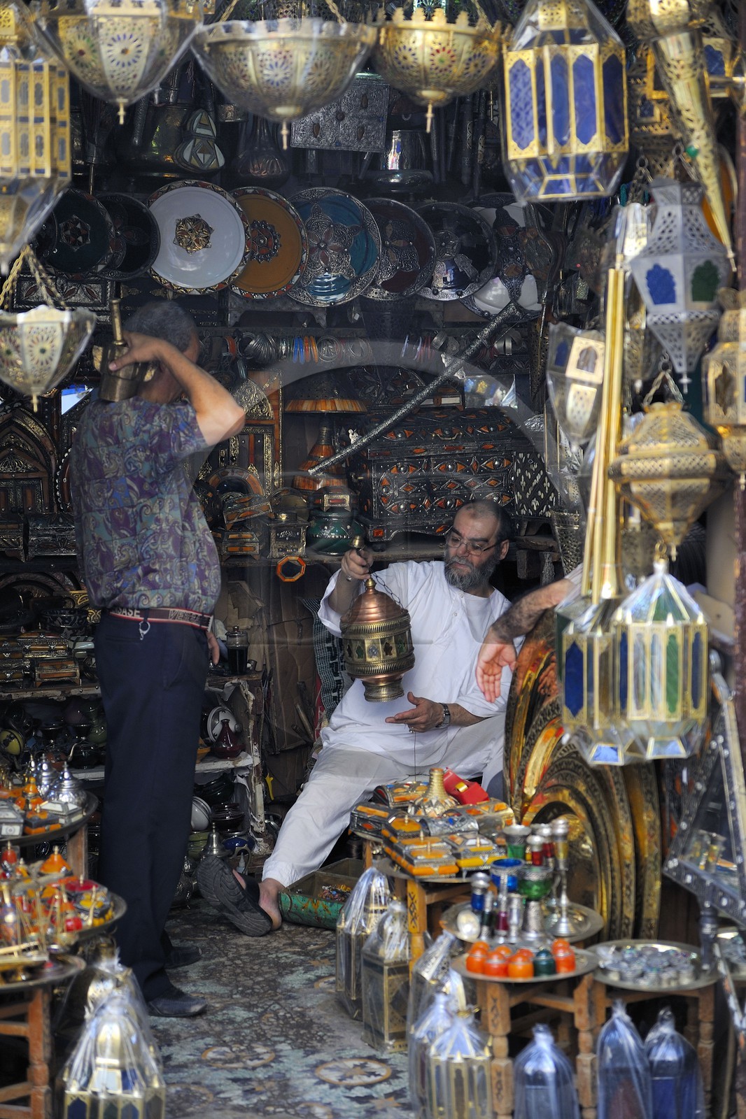 Maroc, Moyen Atlas, Fès, ville impériale, médina classée Patrimoine Mondial de l'UNESCO, Fès el Bali, marchandage dans un commerce