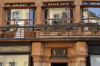 République Tchèque, Prague, centre historique classé Patrimoine Mondial de l' UNESCO, quartier de Stare Mesto, Maison à la Vierge noire batiment cubiste de l'architecte Josef Gocar place Ovocny qui héberge le Grand Café Orient et le Musée du Cubisme (Muzeum Ceského Kubismu)