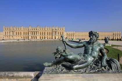 France, Yvelines (78), parc du château de Versailles, classé Patrimoine Mondial de l'UNESCO, Parterre d'eau, statue représentant un fleuve français