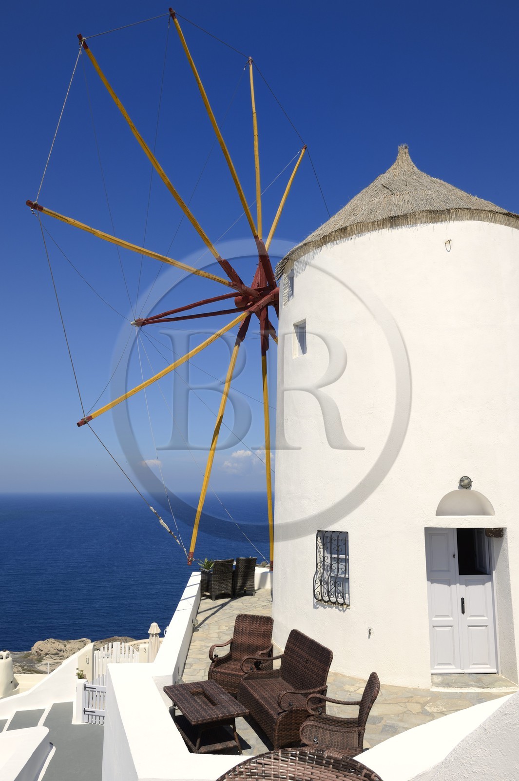 Grèce, Les Cyclades, mer Égée, île de Santorin (Thira ou Théra), moulin à la pointe nord ouest du village de Oia